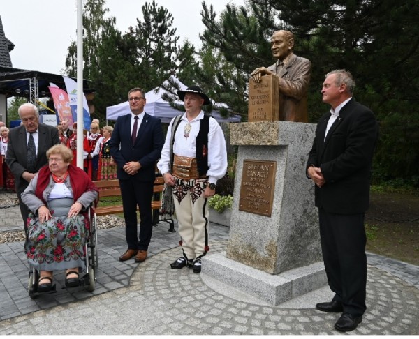 pomnik w ostrowsku banach.jpg